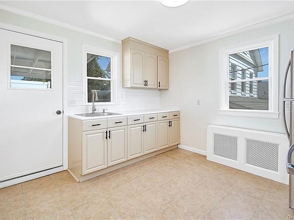 4th image of 449 Ellendale Ave #1
