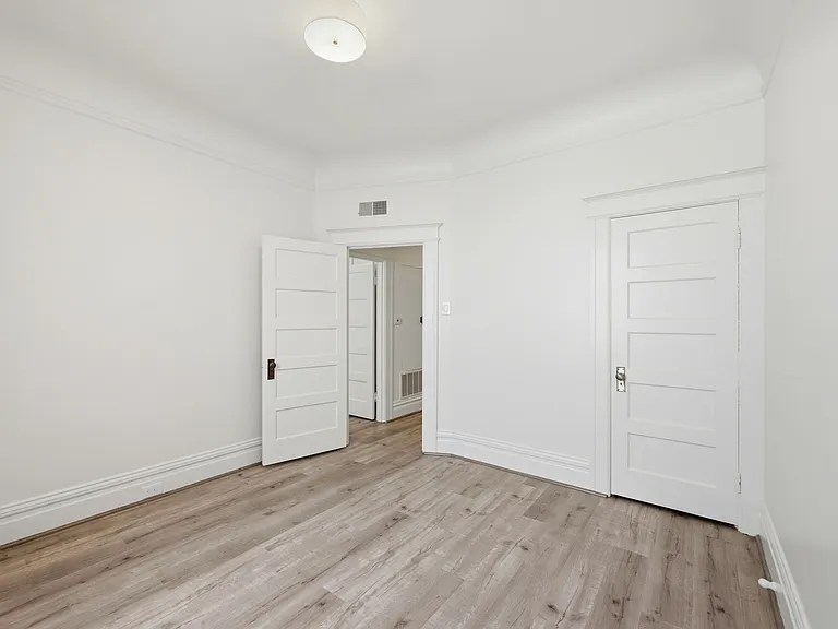 Bedroom 2 (Upstairs)