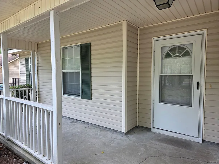 304 Woodbury Ln — Photo 2