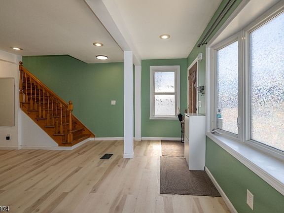 4th image of 907 Bond St