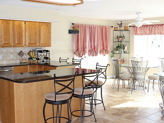 Sunroom/breakfast room 
