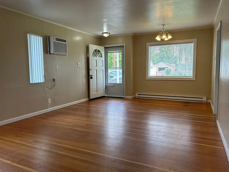 1115 Sanford Ave — Photo 4