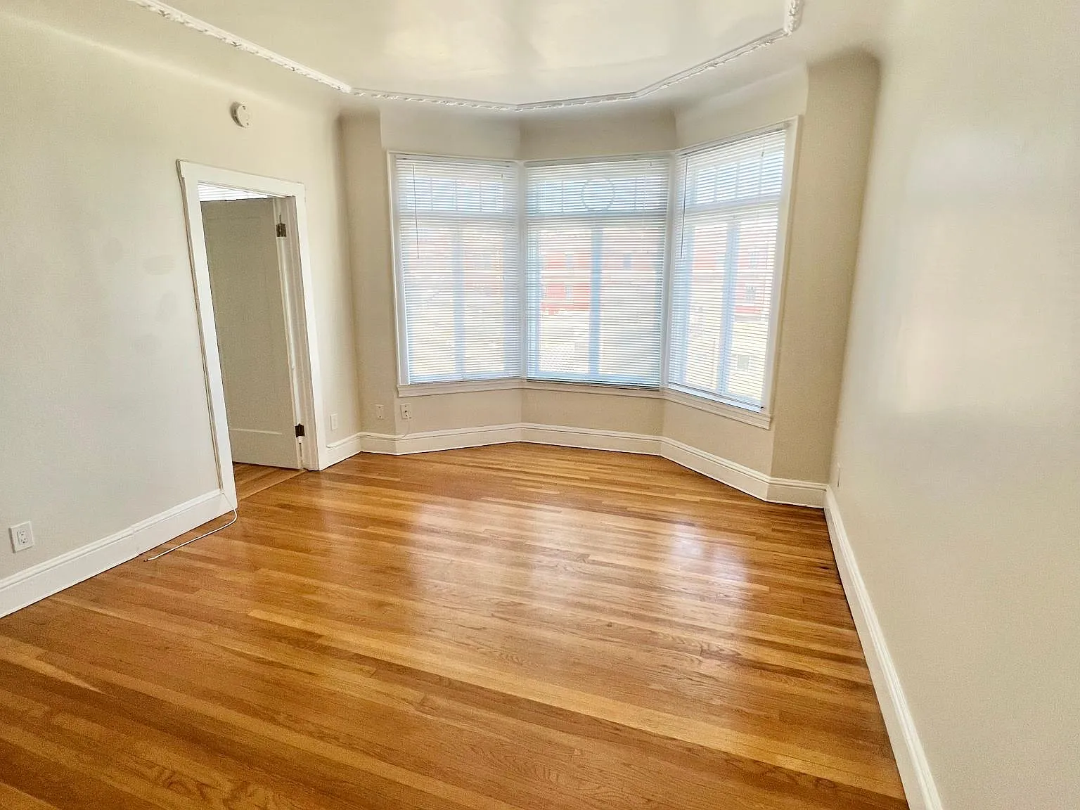 3 bed, 1000 sqft, $9,600 — Photo 2