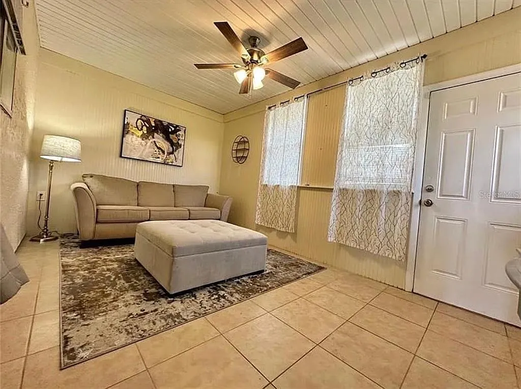 2 bed, 2.0 bath, 924 sqft, $1,700 — Photo 2