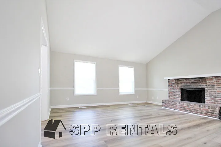 4 bed, 2300 sqft, $2,375 — Photo 3