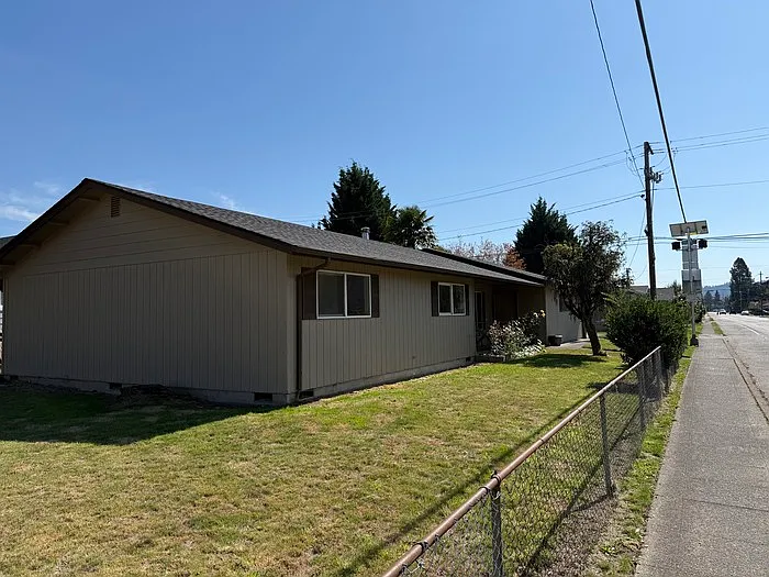 3 bed, 2.0 bath, 1628 sqft, $2,595 — Photo 2