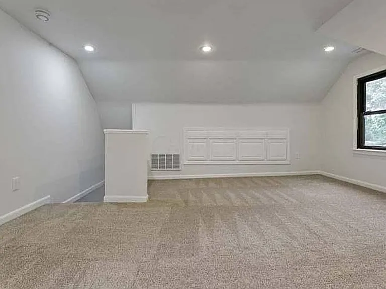 Upstairs loft bedroom with its own bathroom