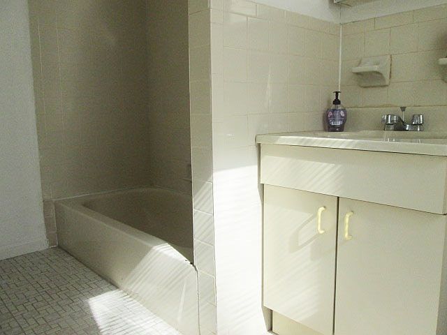 2nd image of 529 Hancock St