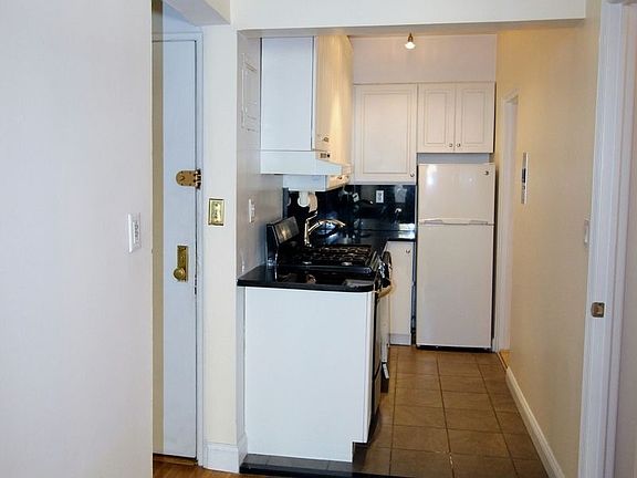 5th image of 329 W 85th St APT 4B