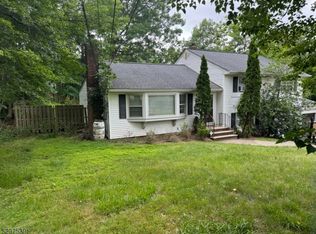 7 Dorrien Rd, Livingston, NJ 07039
