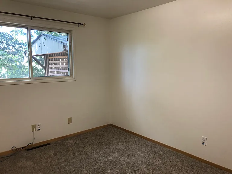 215 NW Webb St #UPPER — Photo 6