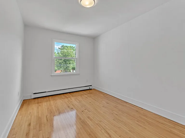 389 Yonge St #401-3 — Photo 13