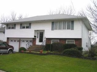 15 Rochelle Ct, Amityville, NY 11701