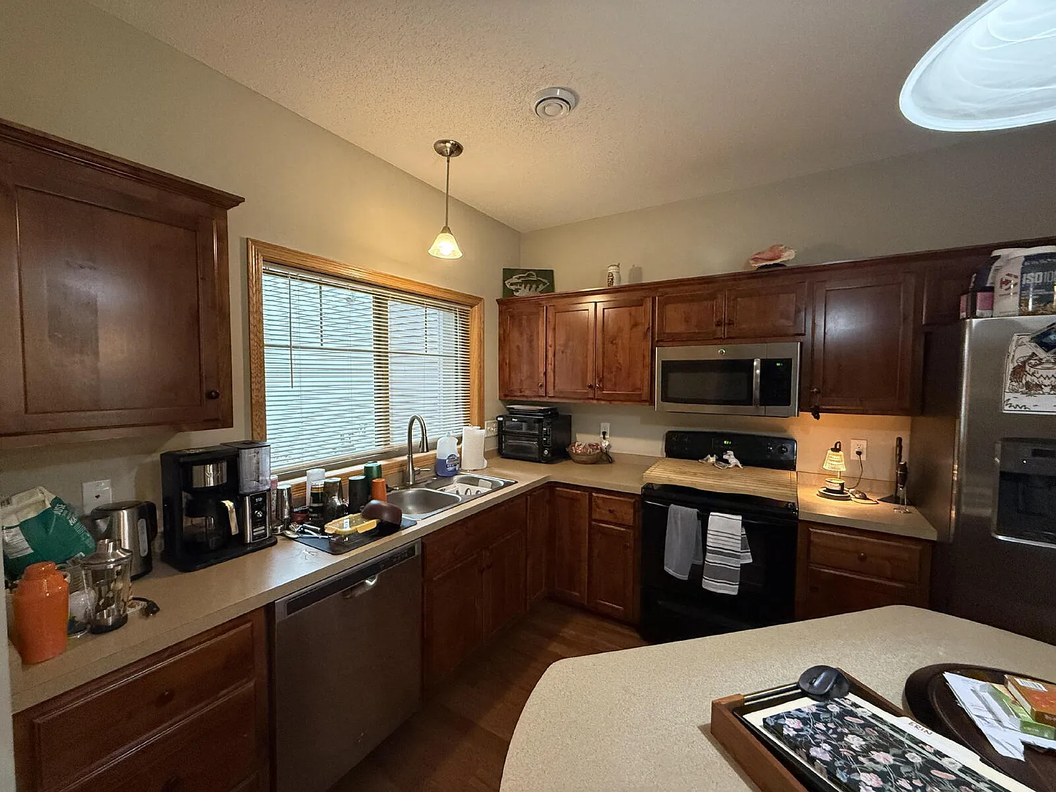 4 bed, 3.0 bath, 1940 sqft, $2,600 — Photo 2