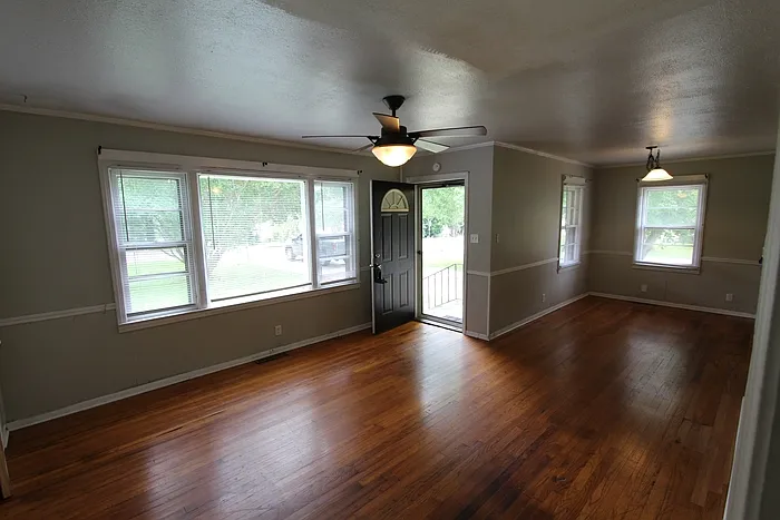 2215 Rosewood Dr — Photo 6
