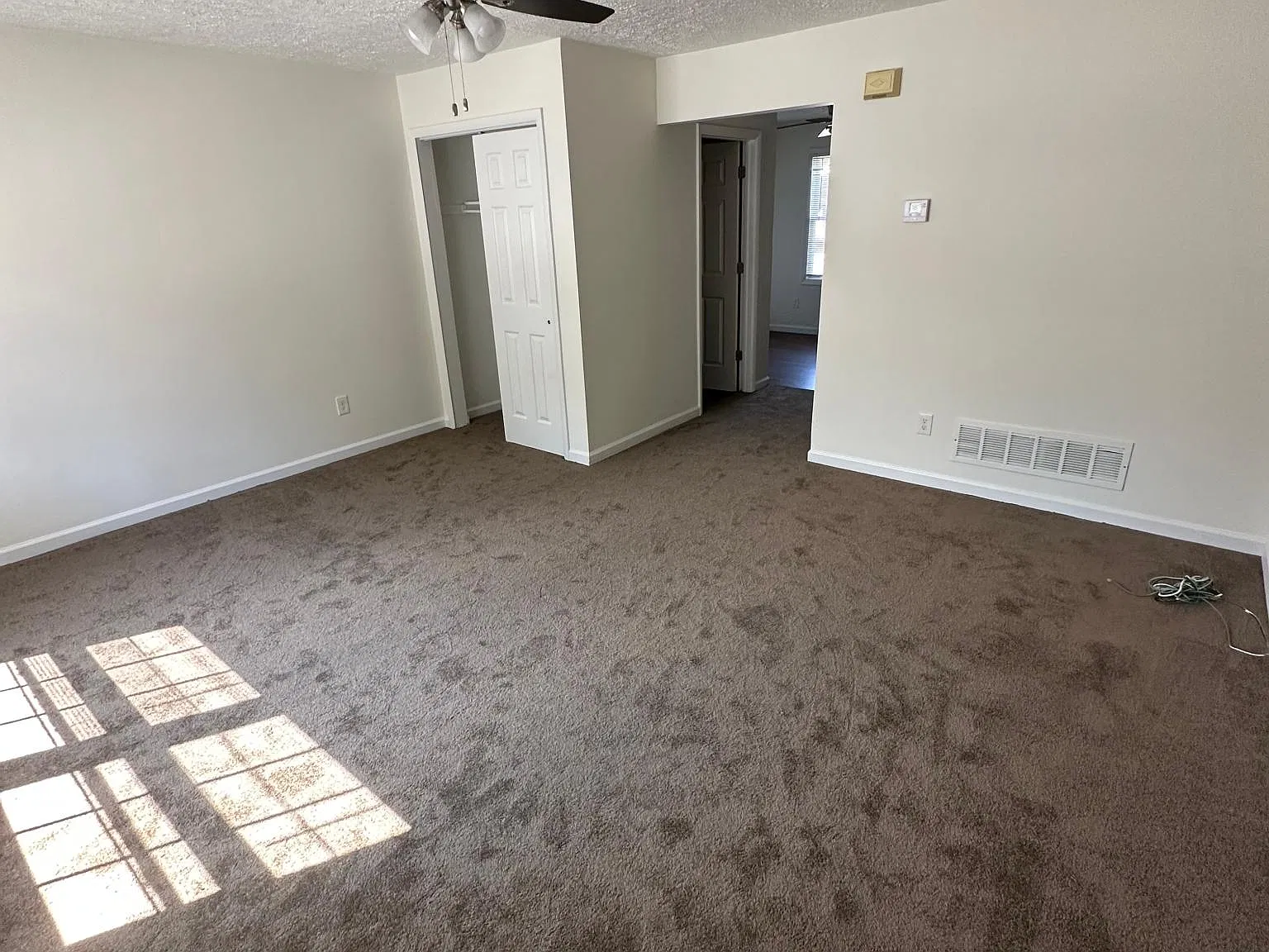3 bed, 1.5 bath, 1218 sqft, $1,250 — Photo 2