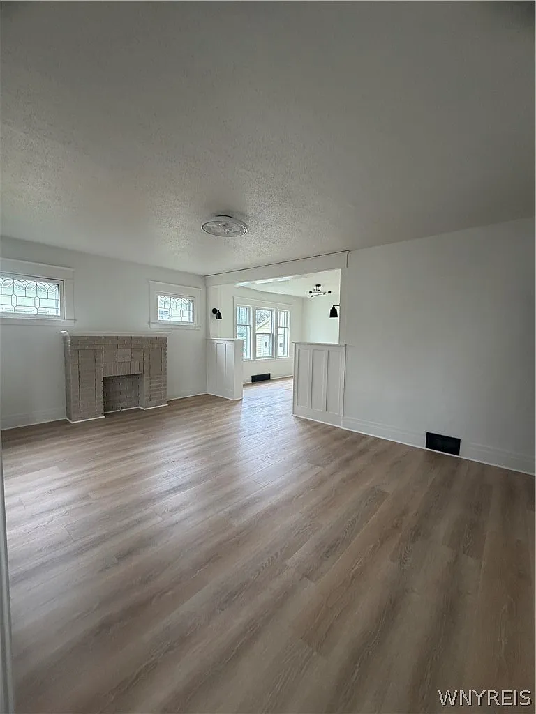 6 bed, 2.0 bath, 2720 sqft, $1,695 — Photo 2