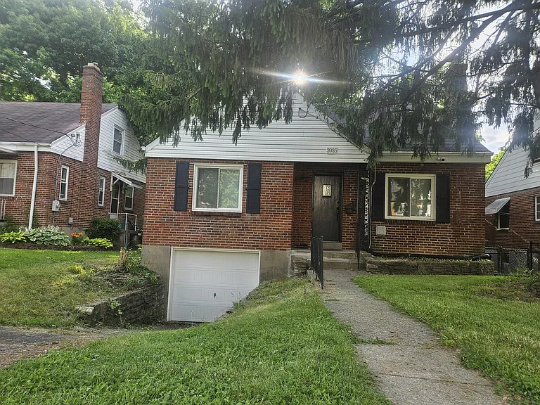 3935 Farrell Dr — Photo 2
