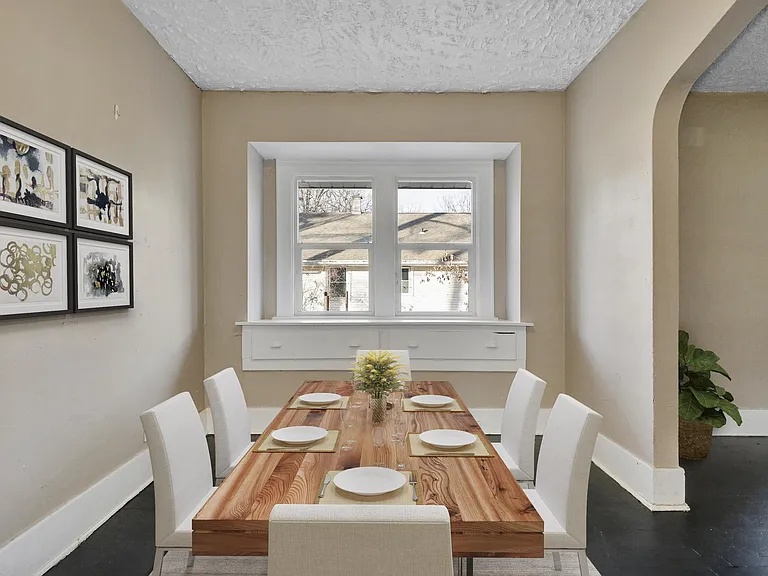 1206 Leslie St — Photo 4