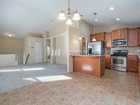 4th image of 19806 Marinda St