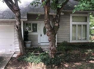 717 Woodbriar Ln, Saint Charles, MO 63303