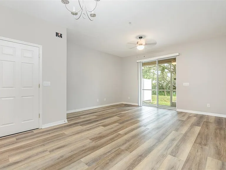 1125 Grantham Dr — Photo 2