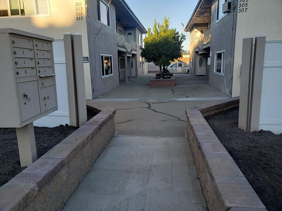 Court yard between 2 4-plex