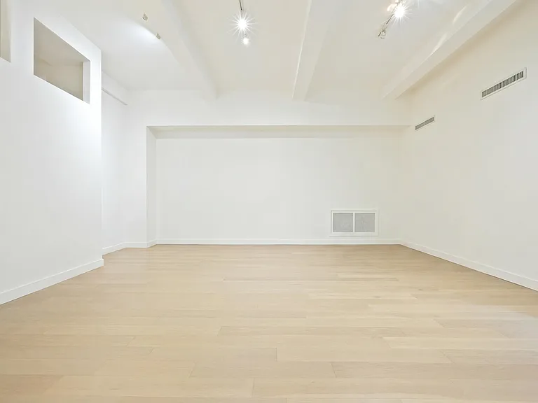 251 W 19th St #2C — Photo 16