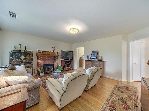 3rd image of 2733 Cypress St