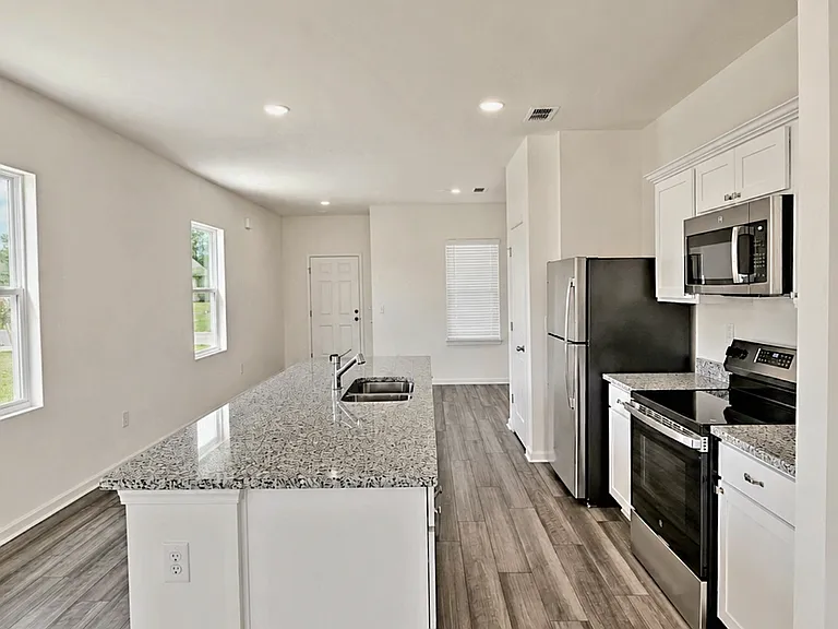 423 Castillo Dr — Photo 5