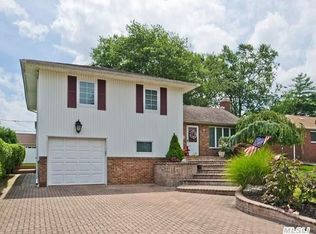 4040 Eve Dr, Seaford, NY 11783