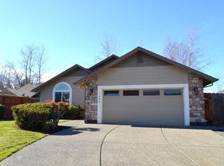 1644 SW Waterstone Dr, Grants Pass, OR 97527