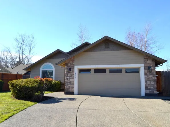 1644 SW Waterstone Dr, Grants Pass, OR 97527