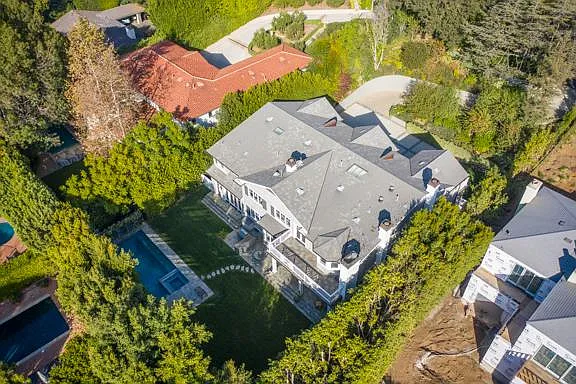 6 bed, 7560 sqft, $69,000 — Photo 4