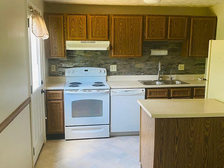 1282 Firethorne Dr — Photo 8