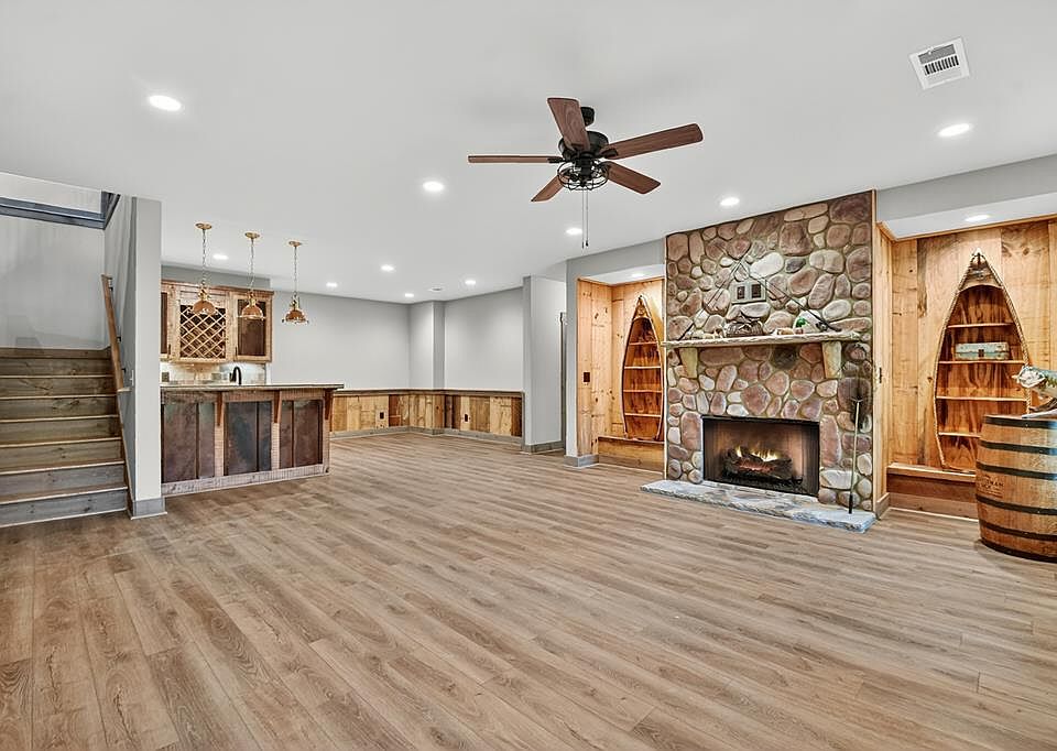 31st image of 382 Pocaset Dr