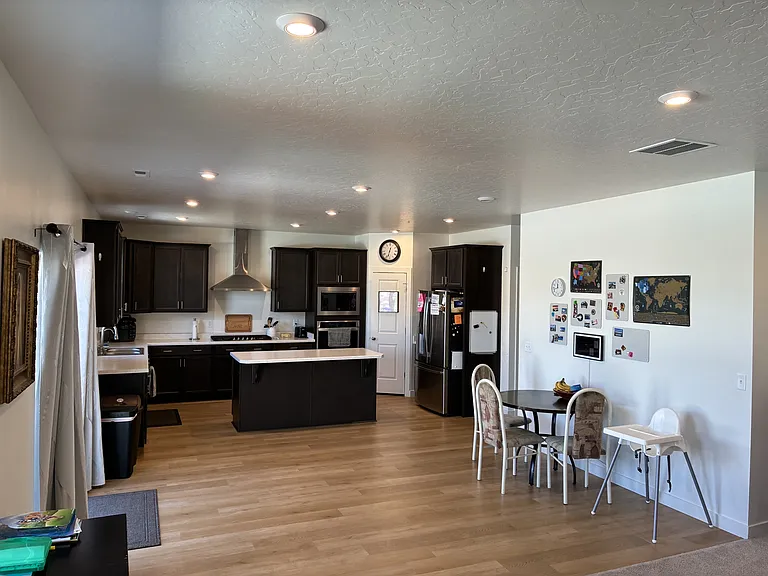724 W Blue Mountain Dr — Photo 3