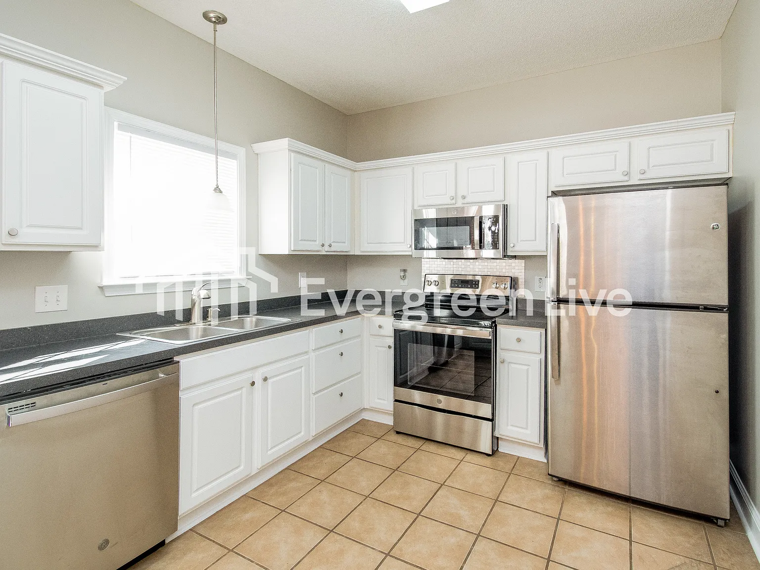 3 bed, 2.5 bath, 2024 sqft, $1,945 — Photo 3