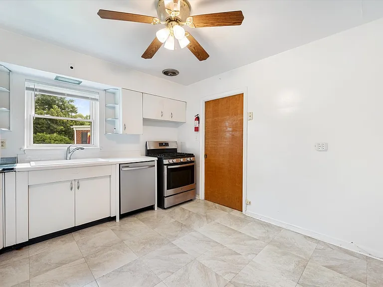 429 S Stratford Ave — Photo 10