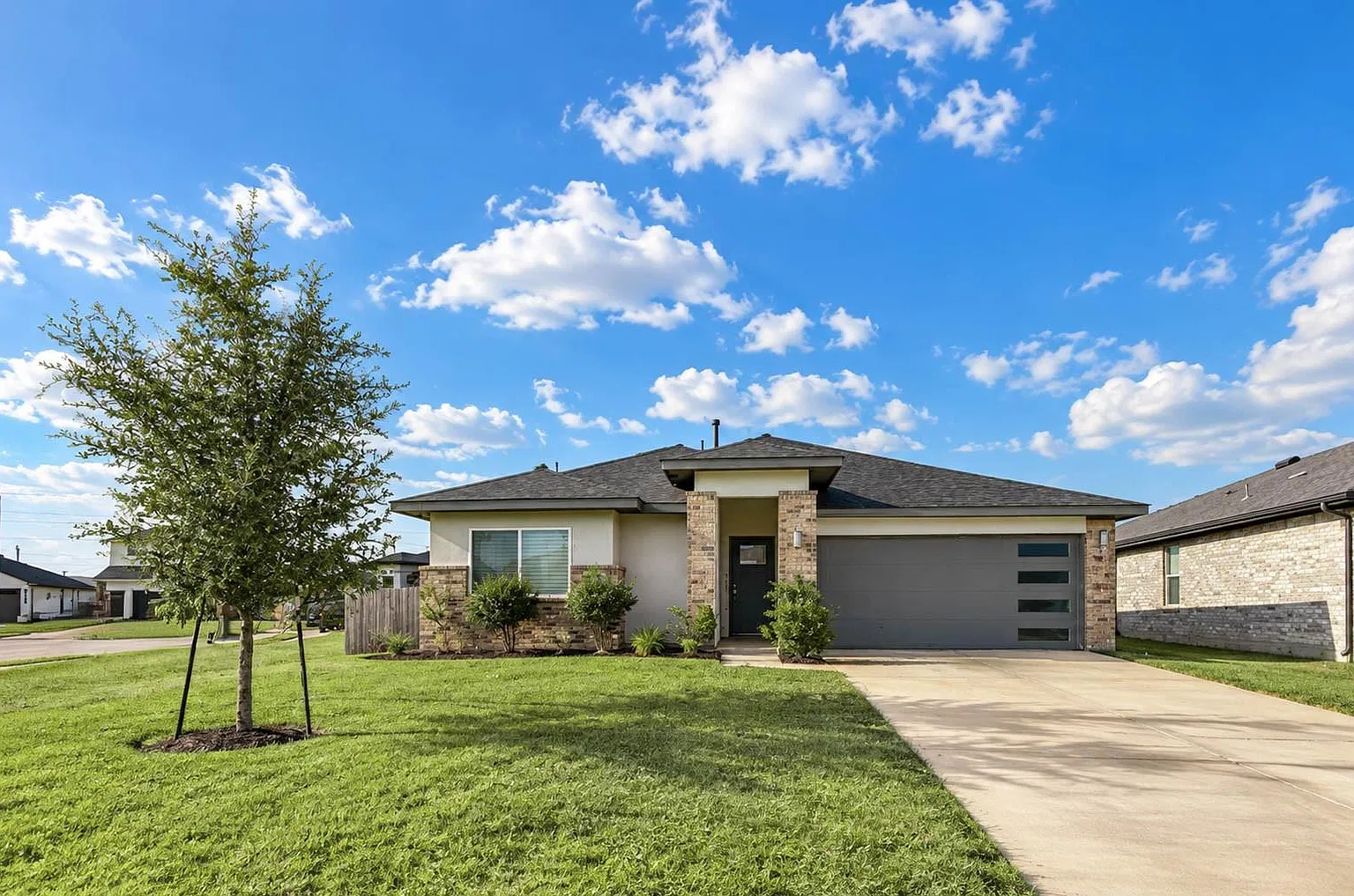 3 bed, 2.0 bath, 1294 sqft, $2,100 — Photo 1