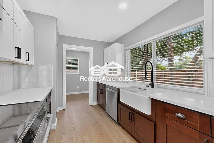 1207 Creekwood Ct — Photo 16