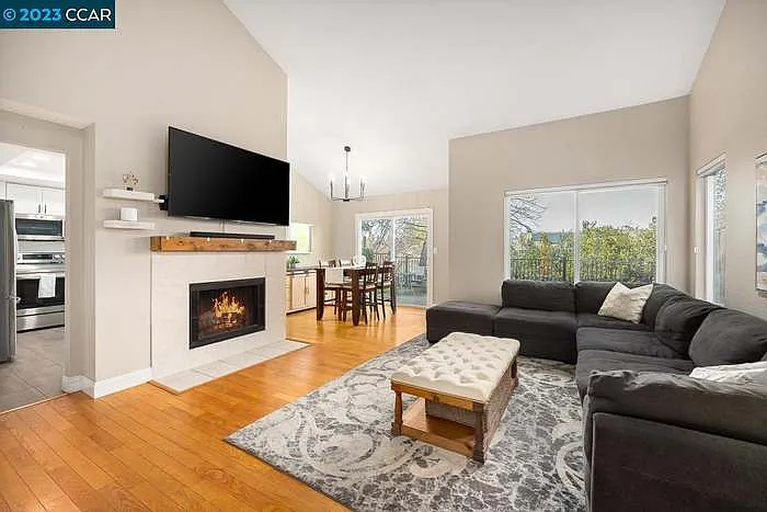 305 Lake Ct #1 — Photo 2