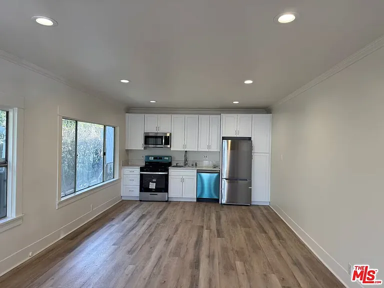 1536 N Mariposa Ave — Photo 3