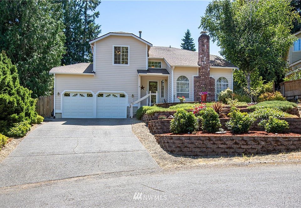 Welcome Home to this beautiful 3-Bed, 2.5 Bath 1698SqFt home in a great Lacey location!