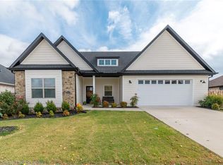 2438 S Sugarbush Ave, Fayetteville, AR 72701