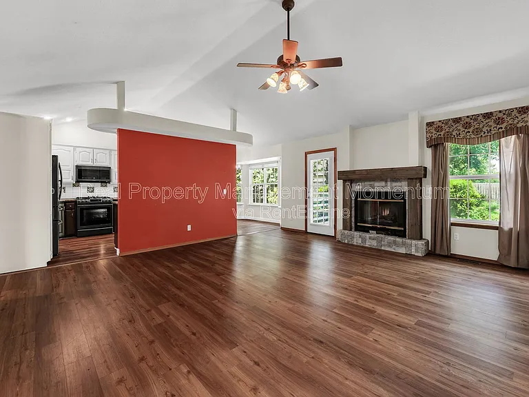 1111 W Poplar — Photo 6