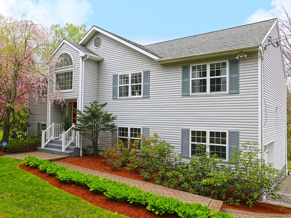 1st image of 7 Astor Dr