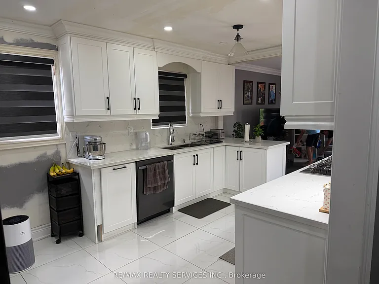 62 Trewartha Cres — Photo 10