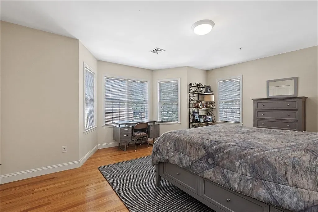 2 bed, 1076 sqft, $3,500 — Photo 4