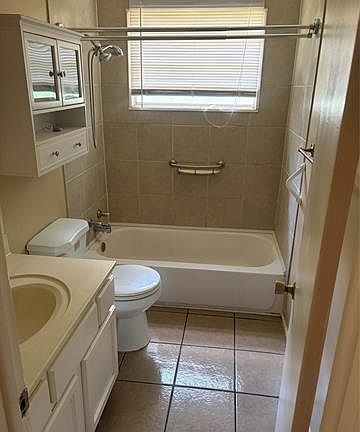3rd image of 228 E Oklahoma Pl